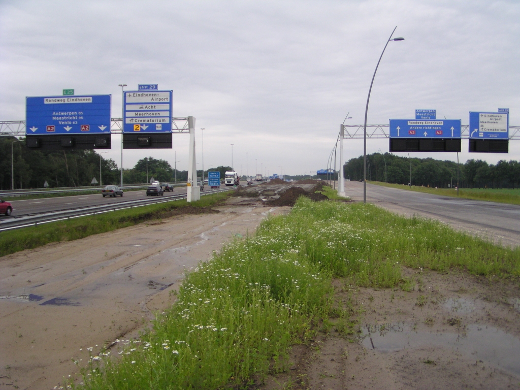 p6140112.jpg - Nieuwe portaalborden op de parallelbaan tussen kp. Batadorp en de aansluiting Airport. Bij andere opengestelde parallelbaan wegvakken, zoals ten zuiden van de aansluiting Airport, werden juist overwegend bestaande borden verplaatst.