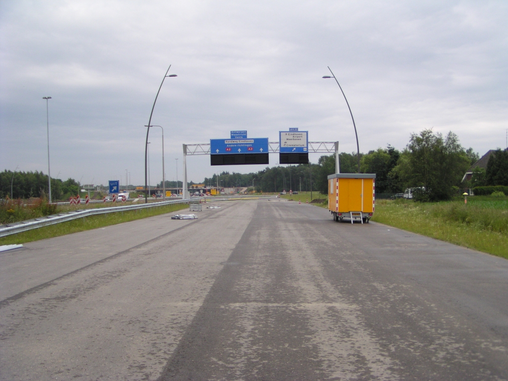 p6140135.jpg - Het derde en laatste nieuwe bord staat vlak voor de afslag naar Airport, en is identiek aan het exemplaar bij KW 8.