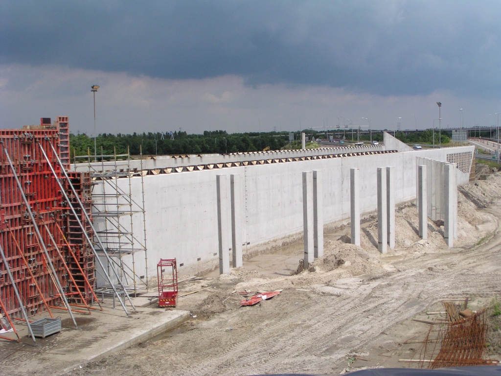 p6150018.jpg - Opleggingen in wording op KW 1. De A2 uit Best komt hier met 4 rijstroken over het kunstwerk op ons af. De uitvoeger naar de parallelbaan begint direct na het viaduct over de Boschdijk in kp. Ekkersweijer.