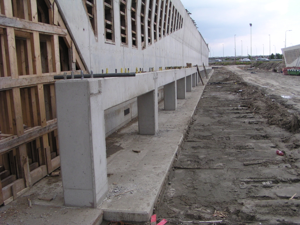 p6150023.jpg - Zoals deze betonnen geleiderail draagconstructie, waaruit blijkt dat een flink deel aan de onderzijde van het kunstwerk nog gaat verdwijnen onder het zand.