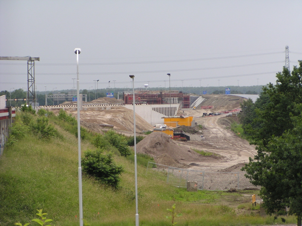 p6150031.jpg - Blik vanuit kp. Ekkersweijer naar de weefvakken voor kp. Batadorp. KW 1 lijkt hier zowat haaks op de rijrichting te staan maar dat is vertekening door het inzoomen.