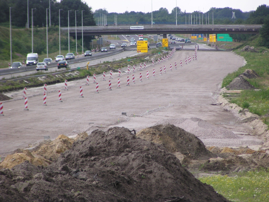 p6150045.jpg - De fasering loopt nog verder door na de aansluiting Ekkersrijt, waarbij alvast een stukje van de invoeger in de richting Tilburg wordt meegenomen. Het destijds ruim ontworpen viaduct Huizingalaan bewijst hier zijn nut.