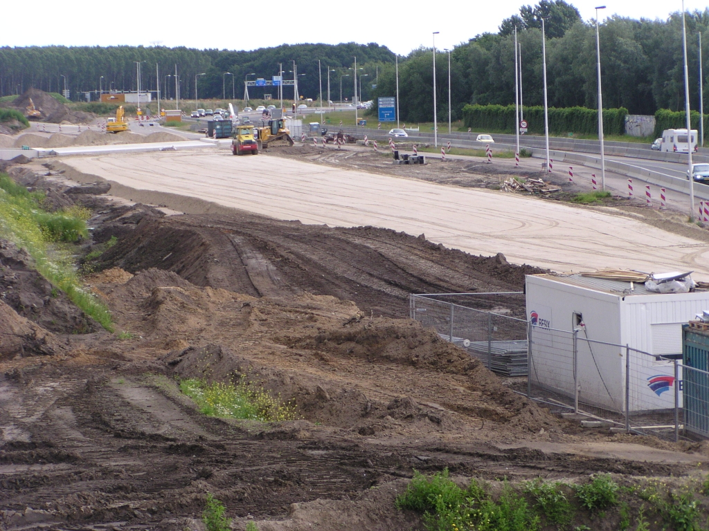 p6150050.jpg - Strak zandlichaam tussen fietstunnel en aansluiting Ekkersrijt, dat ter rechter zijde wat smaller wordt omdat daar al een bestaande faseringsrijbaan ligt, die vast zal integreren met de nieuwe fasering.