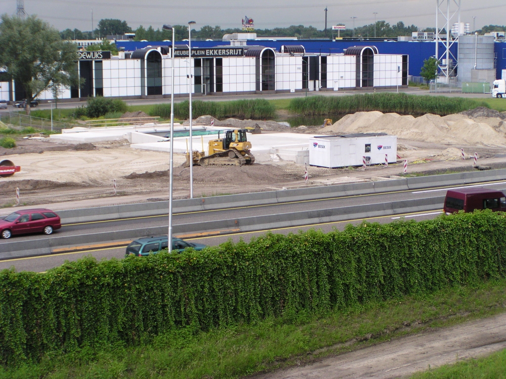 p6150080.jpg - Inderdaad zijn bij de nieuwe overkluizing van het noordelijk deel van de fietstunnel zandwerken bezig.  week 200818 