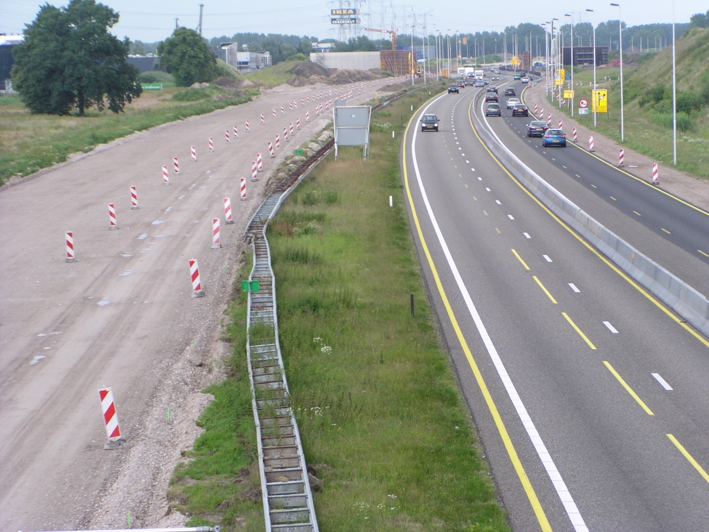 p6150086.jpg - Kijkje vanaf dat viaduct. De geleidebakens zijn wellicht voor het werkverkeer.