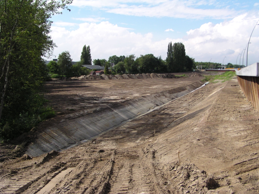 p6190002.jpg - Het terrein waar de oude af- en toerit lagen in de aansluiting Veldhoven-zuid, westzijde, is nagenoeg gladgestreken.  week 200821 