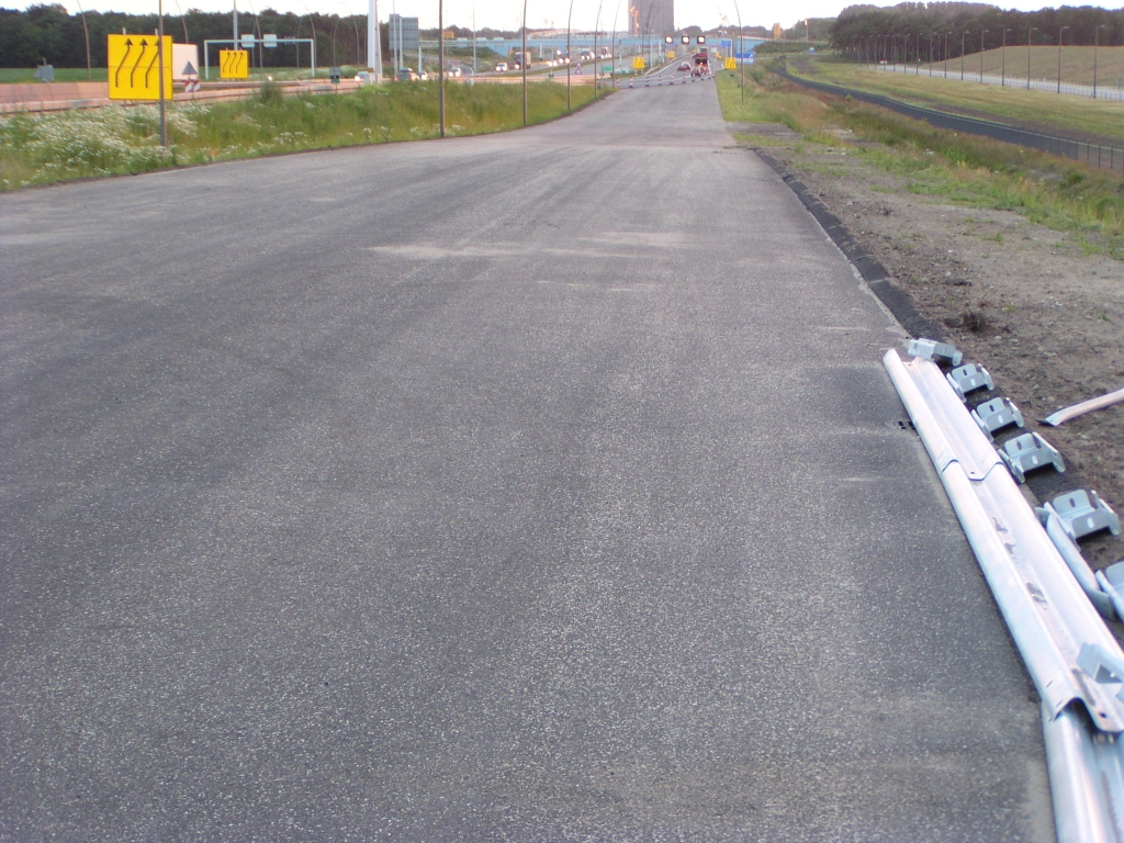 p6190059.jpg - Even voorbij KW 28 sluit het nieuwe trace aan op het in mei geopende parallelbaanwegvak tussen de high tech campus en kp. de Hogt. Die slinger van oude hoofdrijbaan naar parallelbaan verdwijnt dan dus, maar er komen genoeg nieuwe slingers voor in de plaats zoals blijkt uit de vorige foto's.