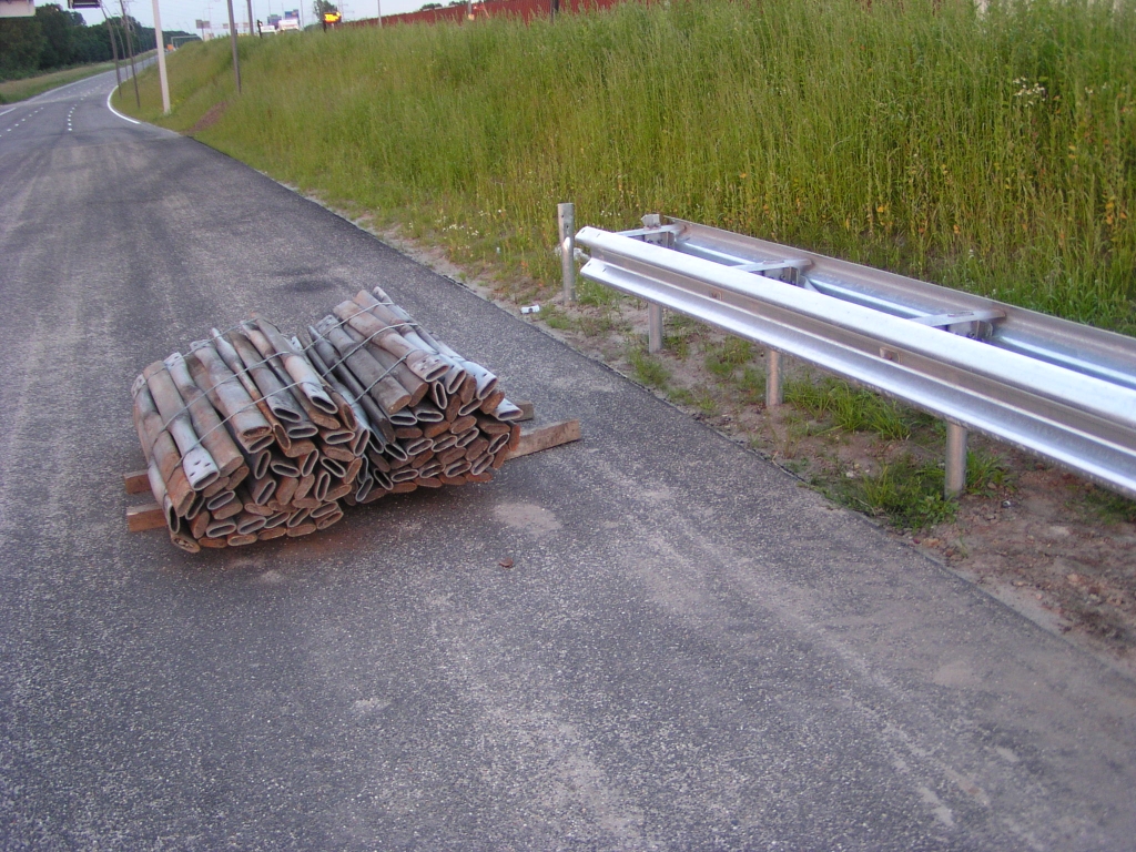 p6190062.jpg - De geleiderails in het nieuwe parallelbaan gedeelte waren alle nieuw, maar toch ligt hier een pakketje staanders gereed dat duidelijk al een leven achter de rug heeft.