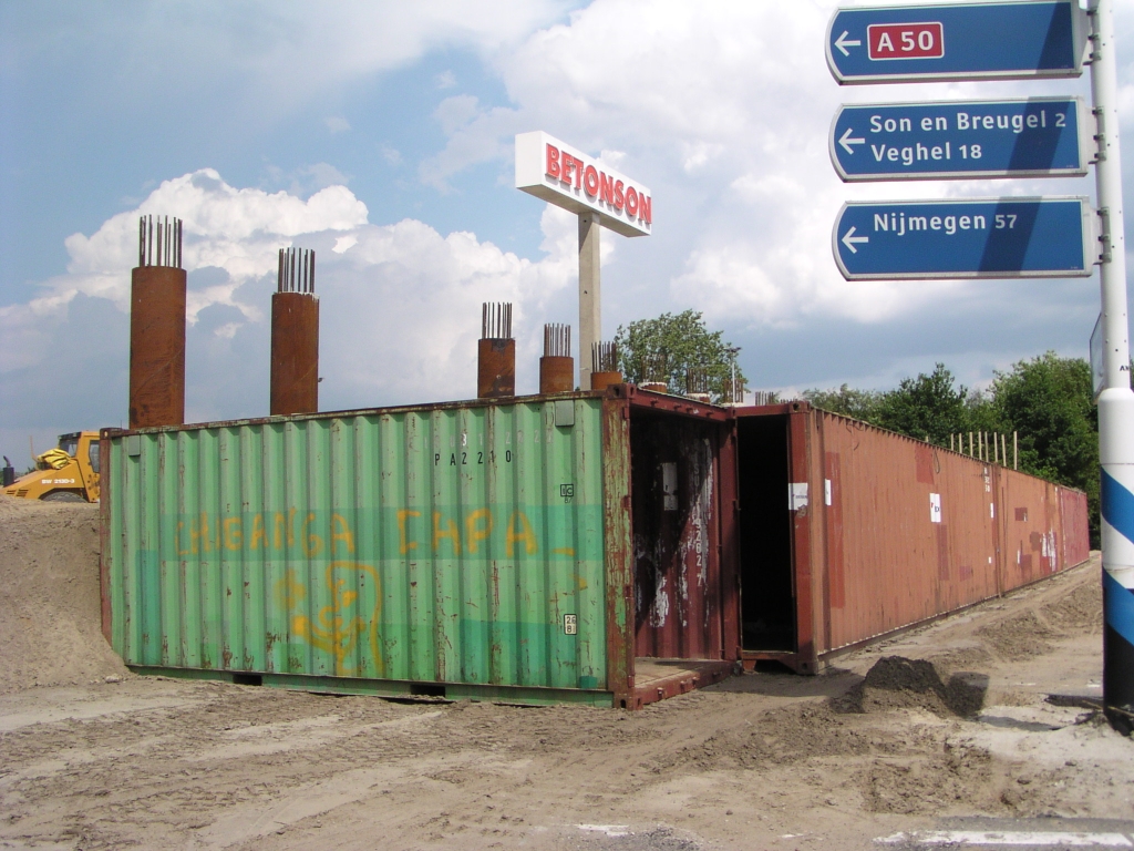 p6220107.jpg - Zijaanzicht van de containerrij, met ook een haaks geplaatst exemplaar op de kop.