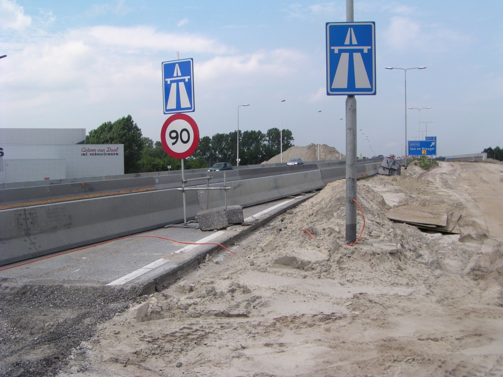 p6220108.jpg - Het overgebleven stukje oude A50 oost rijbaan heeft nog steeds autosnelwegstatus.