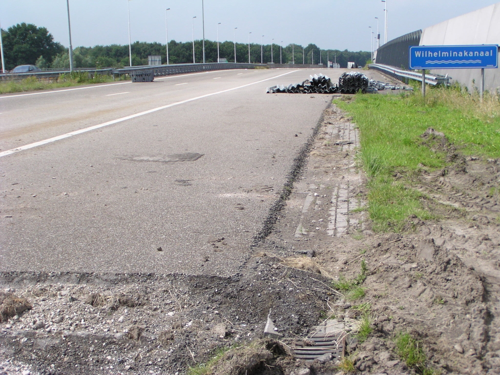 p6220114.jpg - De al jaren gereedliggende ruimtereservering op de Wilhelminabrug in de A50 gaat eindelijk zijn bestemming krijgen. Hier gaat men met twee rijstroken invoegen vanuit de richting Eindhoven Woensel.