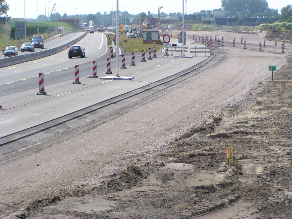 p6220118.jpg - Bij de start van de aanstaande 4+0 fasering in de A58 tussen het kruispunt met de A50 en het viaduct Huizingalaan weer het karakteristiek terrasvormig weggeschraapt asfalt van een oude A58 rijbaan.  week 200824 