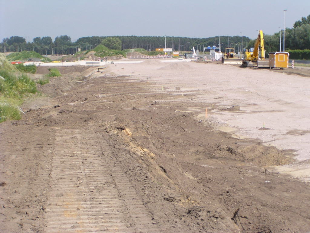 p6220125.jpg - Verder verloop van de 4+0 fasering vanaf KW 45 naar de aansluiting Ekkersrijt. Dit trace heeft waarschijnlijk een permanent karakter, onder meer gezien de rioleringsputten. Het zou dan de A50 noord worden tussen de twee kunstwerken.  week 200824 