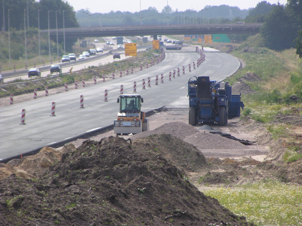 p6220127.jpg - Effectief liggen er nu dus 8 rijstroken onder het Huizingalaan viaduct.  week 200824 