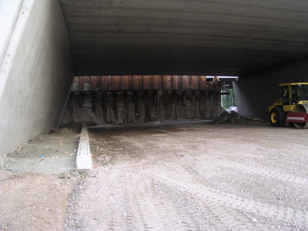 p6240017.jpg - Kijkje onder KW 9 met geleiderailfundering en damwanden van het tijdelijke dijklichaam naar het oude (verschoven) viaduct.