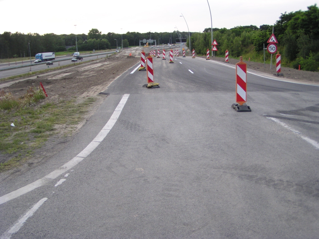 p6240022.jpg - Zoals op veel andere plaatsen is de toerit ook verbreed naar twee rijstroken, althans aan het begin. Even verderop versmalt-ie weer tot 1 rijstrook.