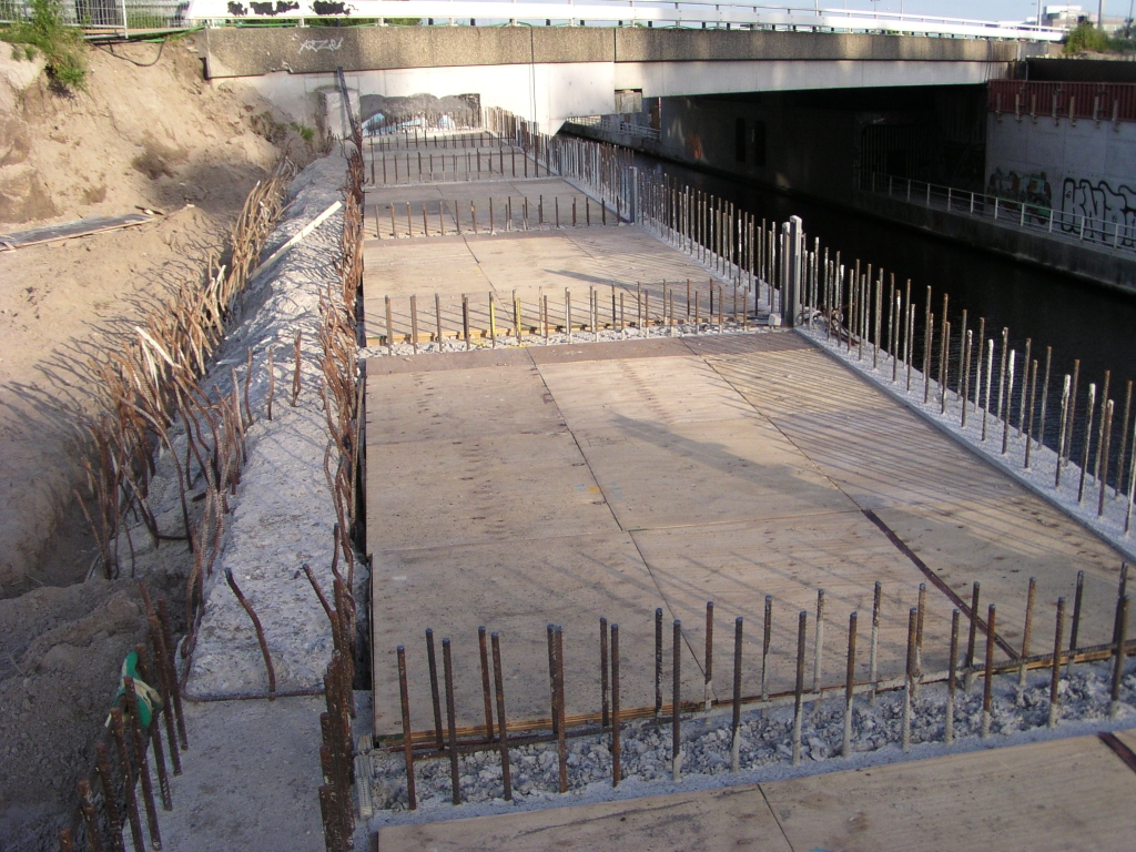 p6250030.jpg - Vakkundige integratie van het oude landhoofd uit de negentiger jaren en nieuw beton.