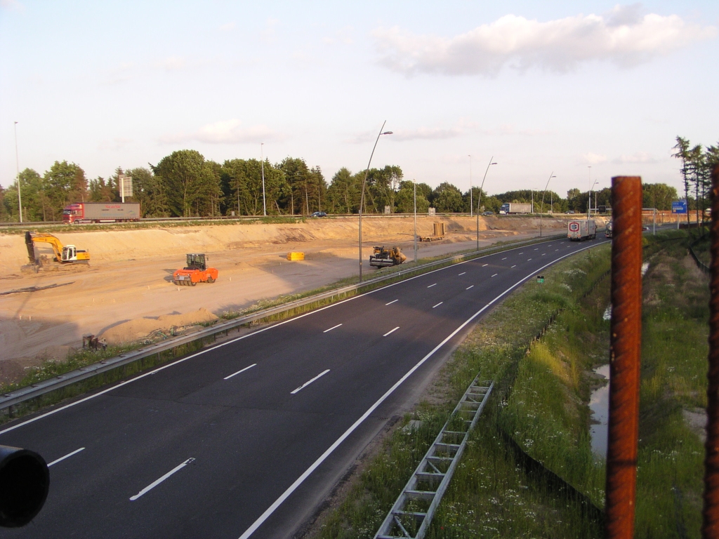 p6250042.jpg - Zuidelijk van KW 10 al contouren van de nieuwe hoofdrijbanen. De parallelbaan oost kan niet worden aangelegd zolang het dijklichaam van de oude oostelijke hoofdrijbaan niet is gesloopt. De nieuwe hoofdrijbaan zal daarom vast een faseringsfunctie gaan vervullen.  week 200810 