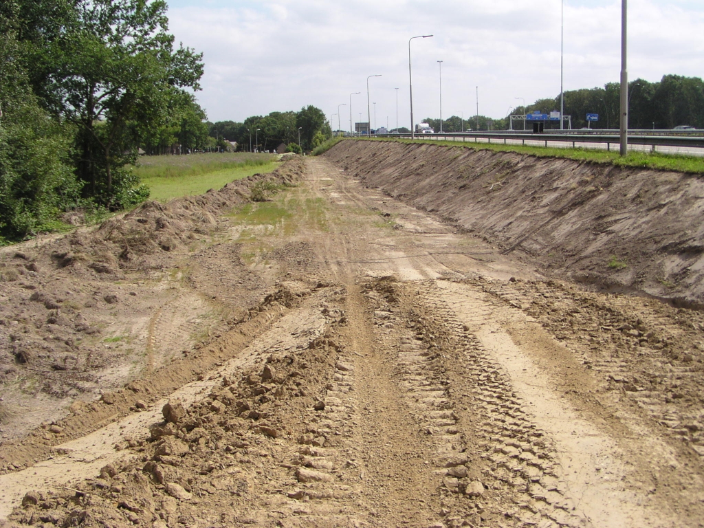 p6290062.jpg - Vanwege de wegasverschuiving bij de Oirschotsedijk moet het parallelbaandijklichaam hier aan de het bestaande hoofdrijbaandijklichaam, dat ter plekke van KW 8 de parallelbaan gaat dragen, worden "vastgeplakt".