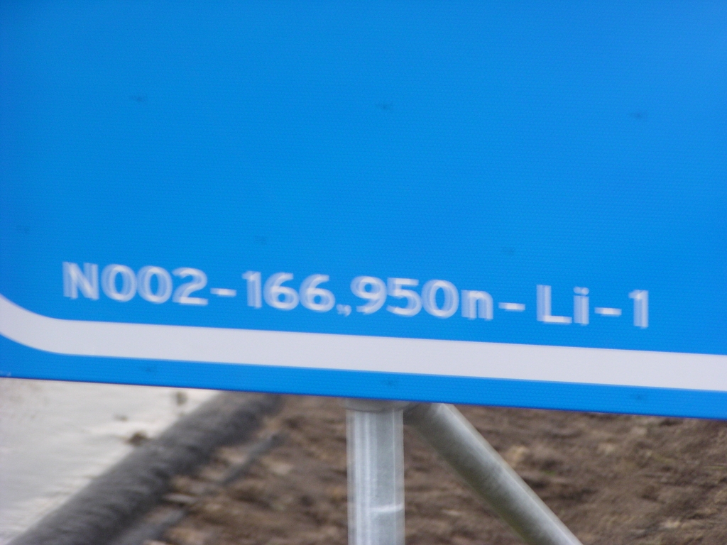 p7020120.jpg - Eens kijken... het bord staat bij A67 km 22,7. Dat zou in N2 kilometers 146,4+22,7=169,1 opleveren. Hier is dus wat misgegaan.