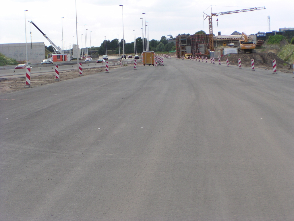 p7060027.jpg - Van KW 45 naar KW 46. Aan de stippen al te zien waar de barrier tussen de 4 rijstroken komt te staan.