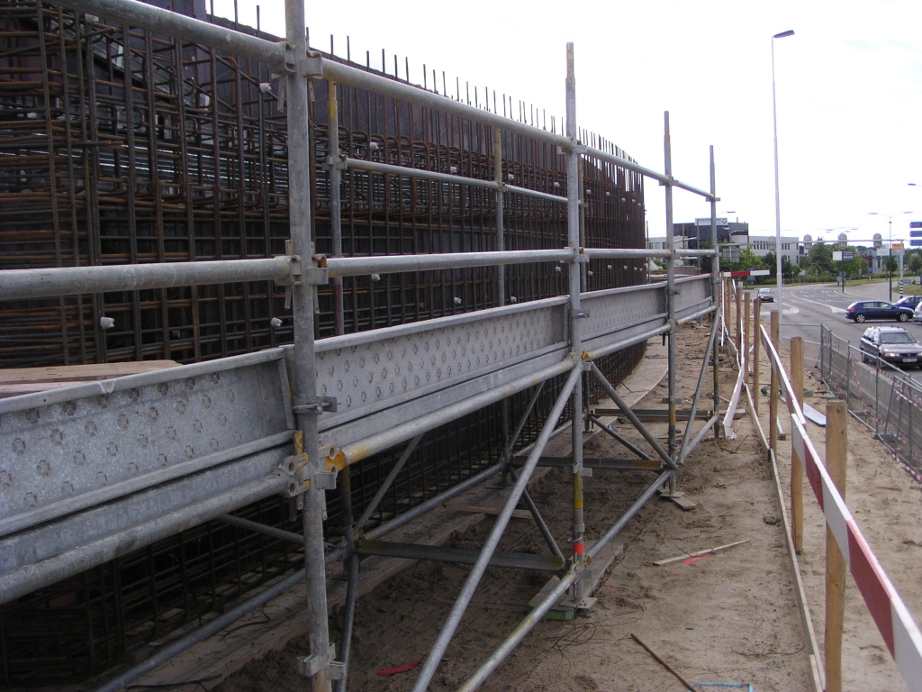 p7060043.jpg - Zuidelijk landhoofd in KW 41 met wapeningsconstructie voor het gebogen landhoofd. Voor zover we weten zitten in de overige kunstwerken in het wegvak A50 Oss-Eindhoven nergens zulke bolle landhoofden.