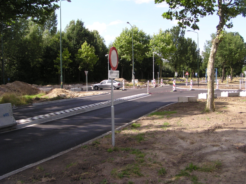 p7060053.jpg - ...maar dat is duidelijk niet de bedoeling. Het wordt een busbaan. Genoemd A50 gericht verkeer wordt dus omgeleid via Ekkersrijt 6000.