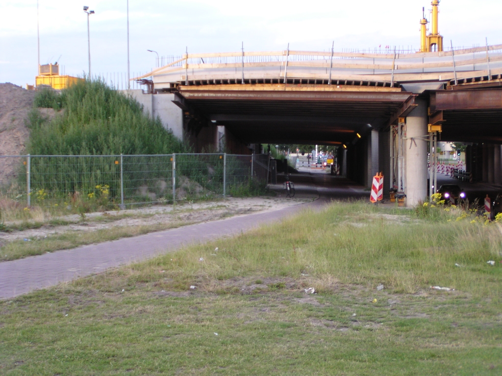 p7060071.jpg - In het bestaande tracebesluit is hier een extra opstelstrook naar de toerit in de richting Maastricht voorzien. Hier is geen verdiepte ligging, omdat dat niet nodig was voor een fietspad, maar met een rijbaan ervoor in de plaats zou er een doorrijhoogte probleempje kunnen ontstaan.