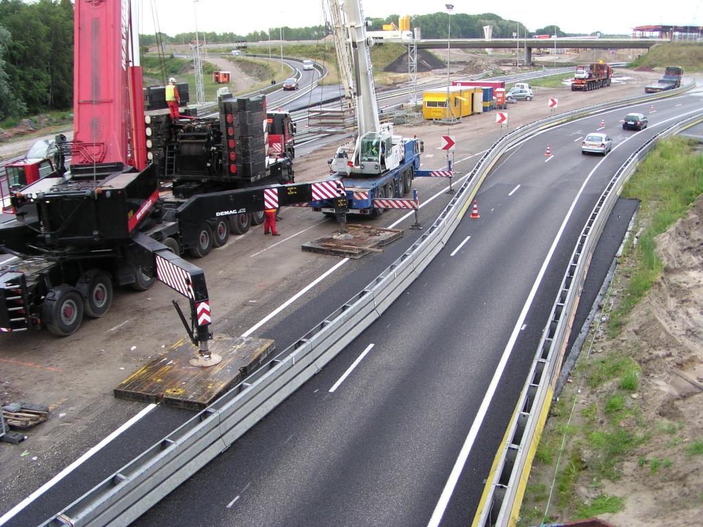 p7110001.jpg - Ook aan deze zijde van de A67 een versmalling. Er is nog een derde kraan aanwezig, van de firma Baetsen, die dienst doet voor het hijsen van accessoires.