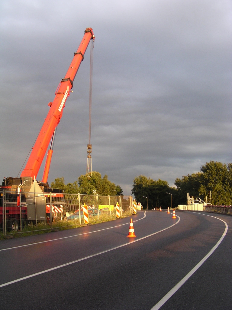 p7110009.jpg - Het hulpviaduct in de O.L. Vrouwedijk over de A67 bij Veldhoven. Links daarvan is het vanavond tijd om de liggers te plaatsen in KW 18.