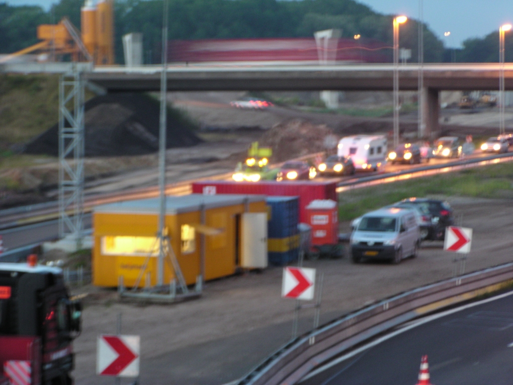 p7110020.jpg - Het is 22:00 geweest en de politiestop op de A67 is in werking.