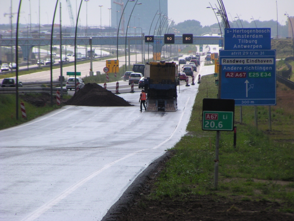 p7120033.jpg - Einde van het binnen enkele dagen te openen wegvak, waar het aansluit op de parallelbaan richting kp. de Hogt die al enige weken in gebruik is. De slinger vanaf de oude hoofdrijbaan verdwijnt dan dus, maar daar komen genoeg andere slingers voor terug.  week 200821 