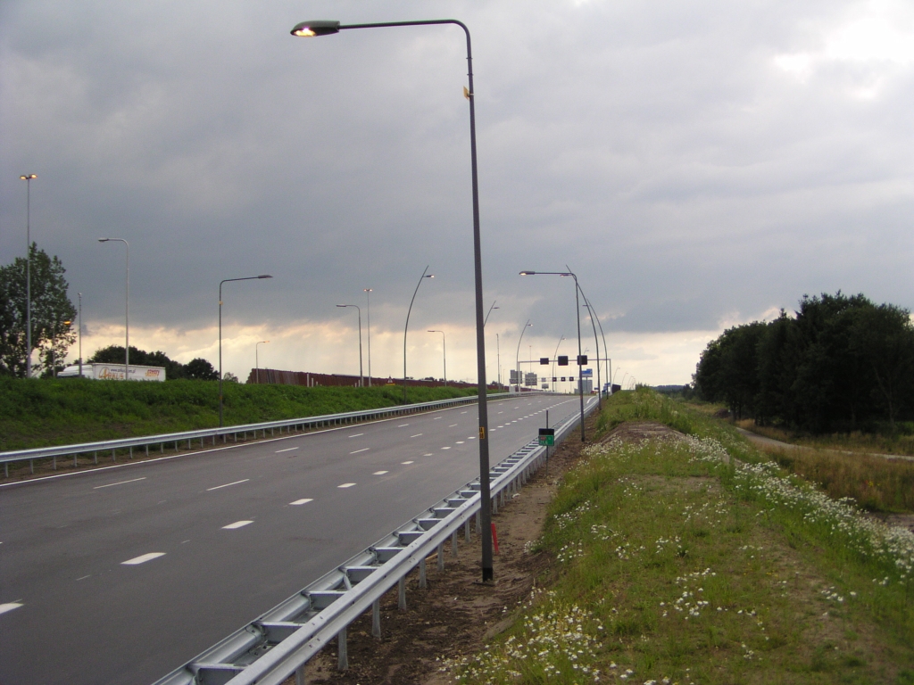 p7120044.jpg - Tussen KW 30 en KW 29 gaat er een 150 kV lijn over de weg zodat deze verlaagde lichtmasten zijn toegepast, evenals  nabij KW 28 .