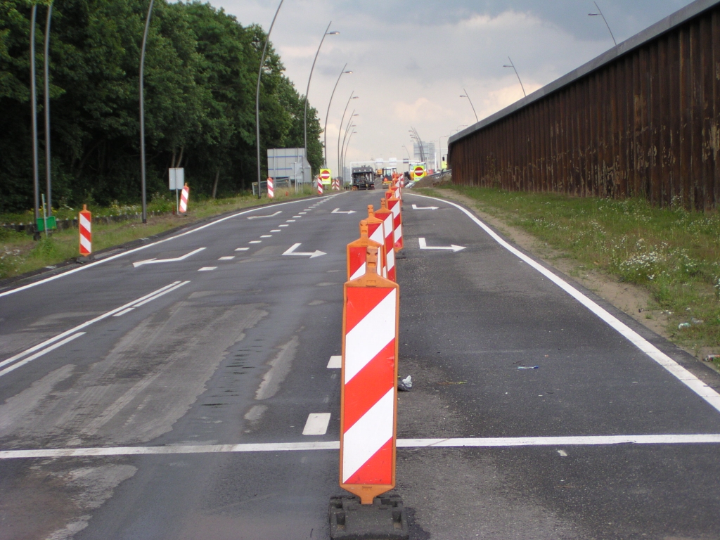 p7120055.jpg - Onderaan de afrit Waalre vanuit de richting Venlo die al eerder werd vernieuwd en verbreed. Voor ingebruikname van de extra opstelstrook naar de N69 zijn er eerst aanpassingen op het OWN nodig.