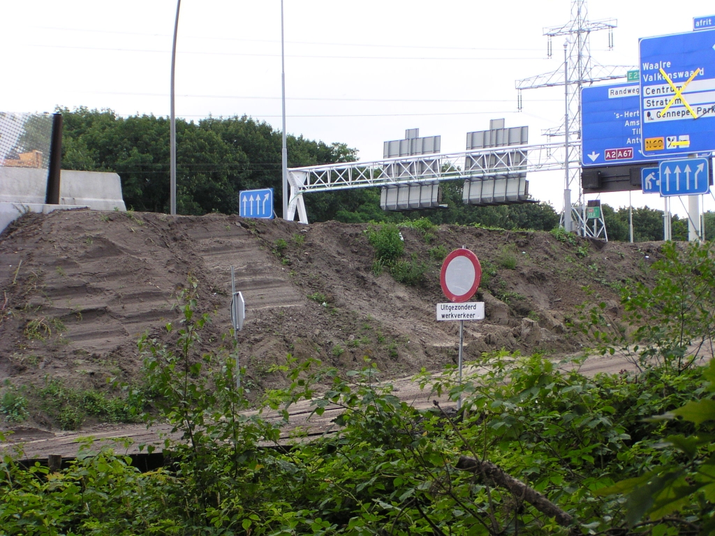 p7120064.jpg - Deze borden staan enkele meters na KW 32 en suggereren dat de A67 er met twee rijstroken is bijgekomen en dat er dus vier rijstroken over  het viaductje  gaan. Dat lijkt krap.