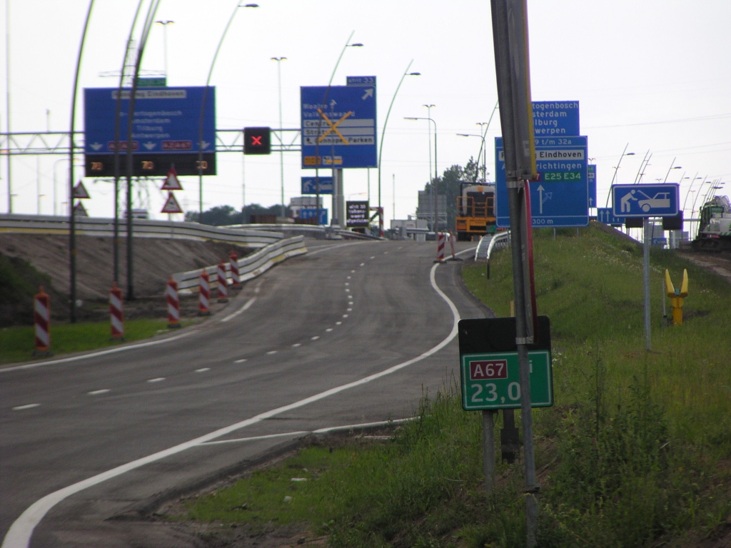 p7120065.jpg - Niet duidelijk of de A67 daar nu met 1 of 2 rijstroken gaat oversteken naar de parallelbaan.