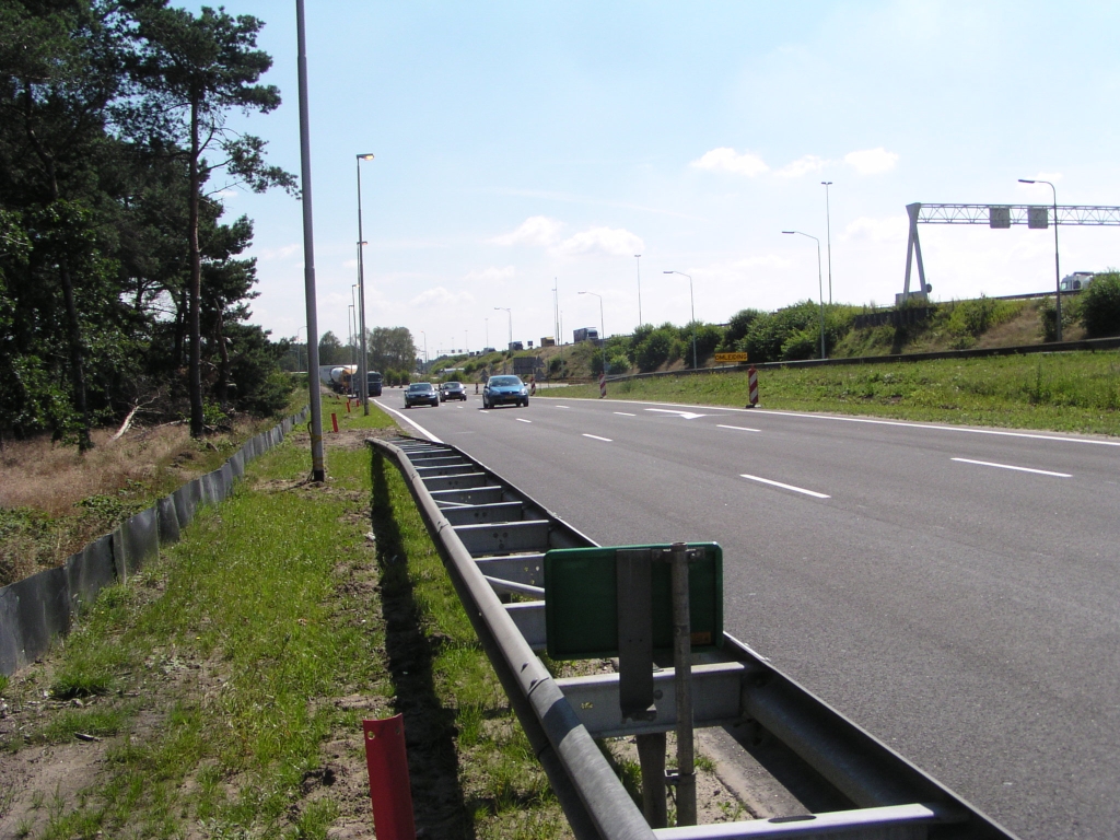 p7140002.jpg - Nieuw parallelbaangedeelte vanaf de rotonde Leenderheide op de dag van opening.