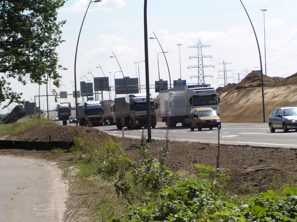 p7140010.jpg - Ook op de Van der Berk Pasteelweg is de omgeving nogal veranderd met drie rijstroken verkeer vlakbij.