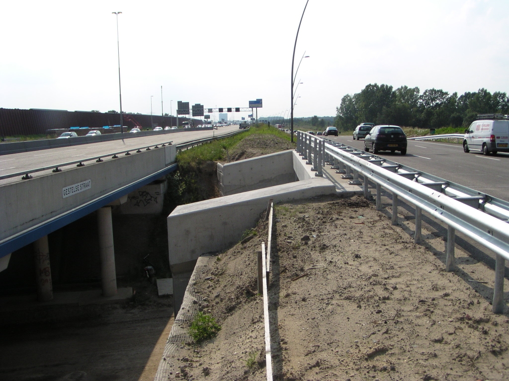 p7140016.jpg - Het nieuwe wegvak over KW 29 met links de vacante hoofdrijbaan. Als men onder KW 29 (rechts) gaat staan, hoort men alleen de zware klappen die de oude voegovergangen in de oude hoofdrijbaan (uiterst links) maken.