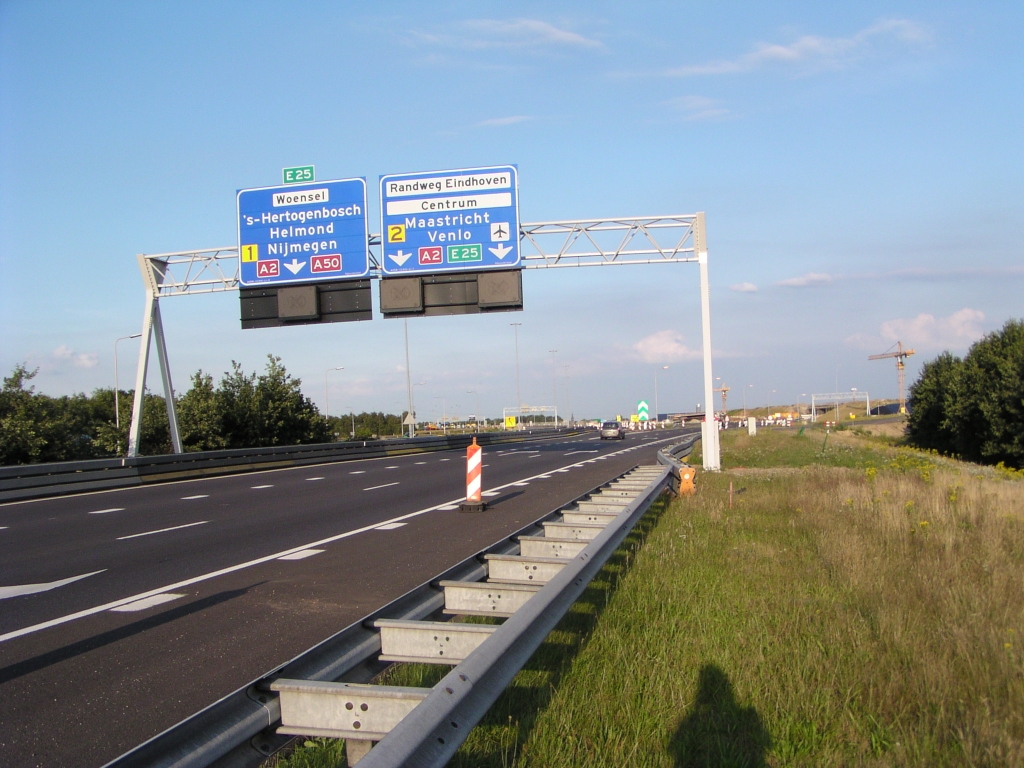 p7140017.jpg - Nieuwe borden op de A58 vanuit de richting Tilburg, vlak voor kp. Batadorp. Als de nieuwe "fly-over" (KW 4A/B/C) in de richting kp. Ekkersweijer gereed is kunnen de panelen eenvoudig van plaats verwisseld worden.