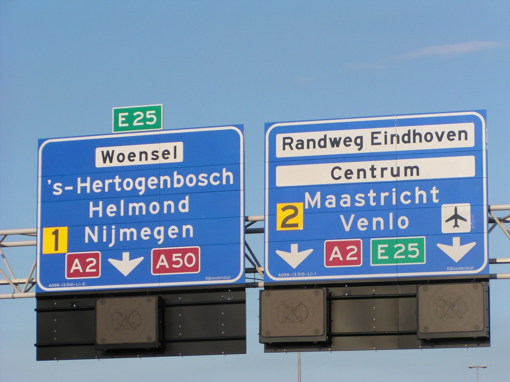 p7140018.jpg - De omnummering van de A58 naar A50 ten noorden van Eindhoven werpt hier zijn schaduwen vooruit.