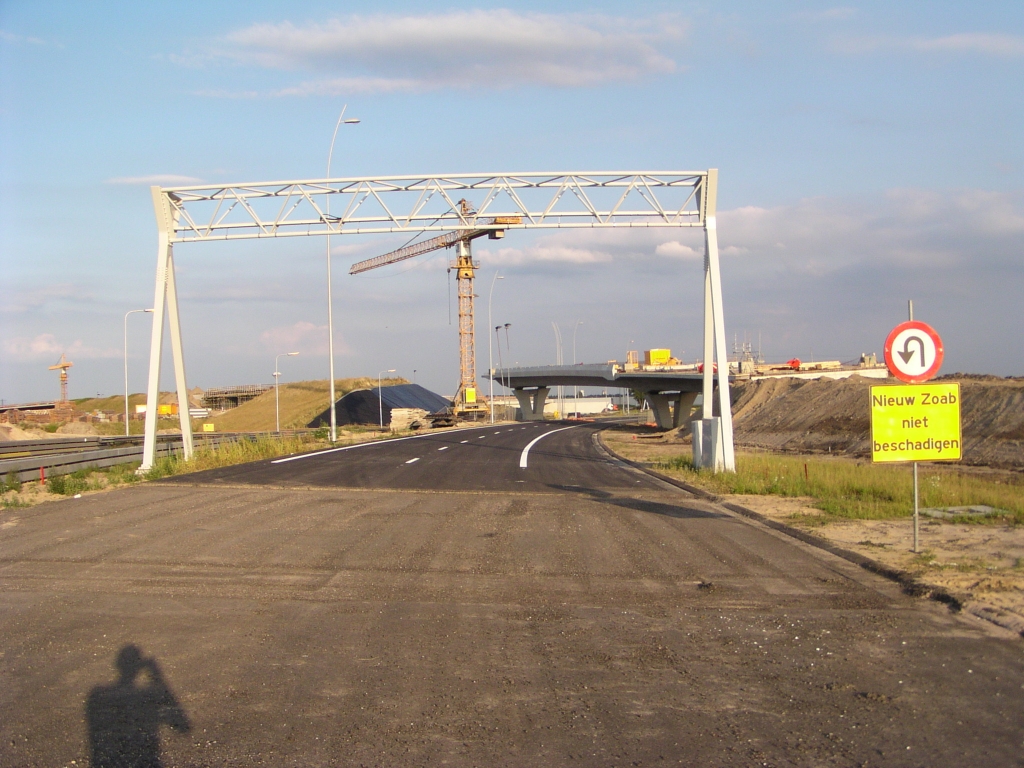 p7140021.jpg - Nieuwe verbindingsboog Tilburg-A2 zuid in kp. Batadorp met autosnelweg profiel. KW 4A lijkt zover gevorderd dat er verkeer onderdoor kan.