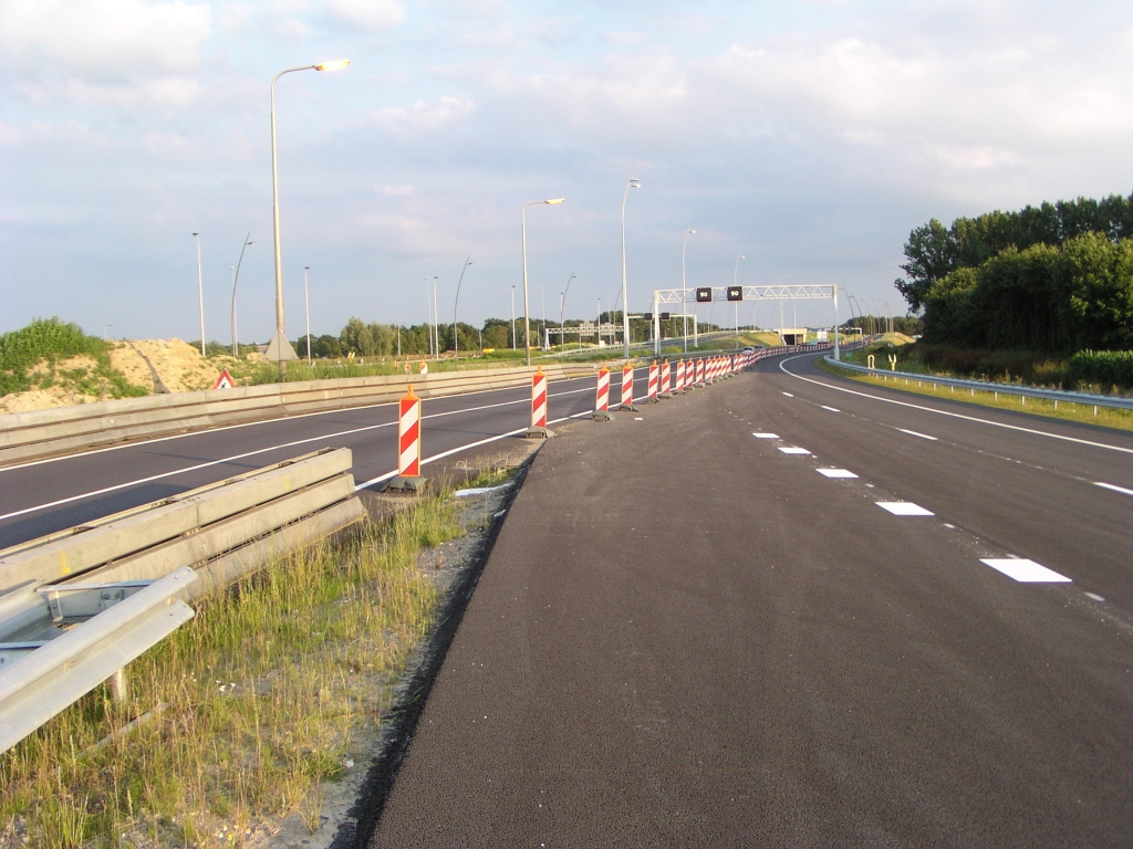 p7140043.jpg - ... een situatie die al enige maanden bestaat. De oude boog komt hier uit op de nieuwe om vervolgens onder KW 6 door te gaan naar de oude hoofdrijbaan. Eens kijken hoe het verder zou kunnen gaan als het verkeer op de gehele oude boog is verplaatst naar de nieuwe.