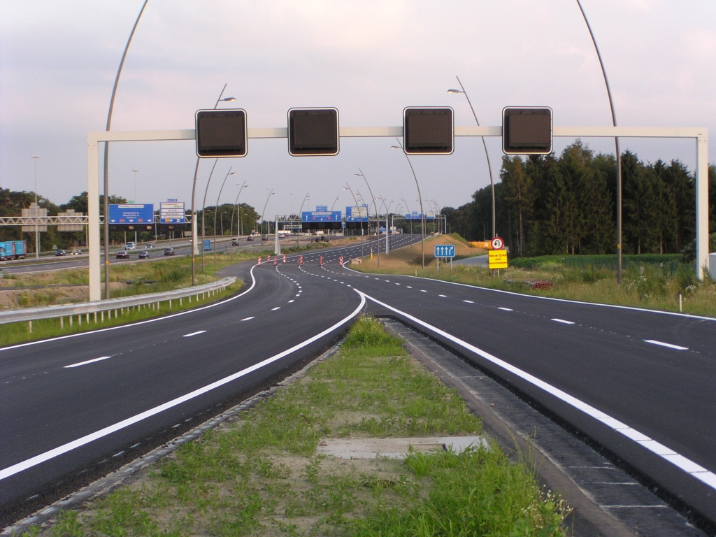 p7140050.jpg - Samenkomst van de parallelbanen vanuit de richtingen Amsterdam en Tilburg. Eigenlijk identiek aan de bestaande situatie op de oude hoofdrijbaan, behoudens het slingeren.