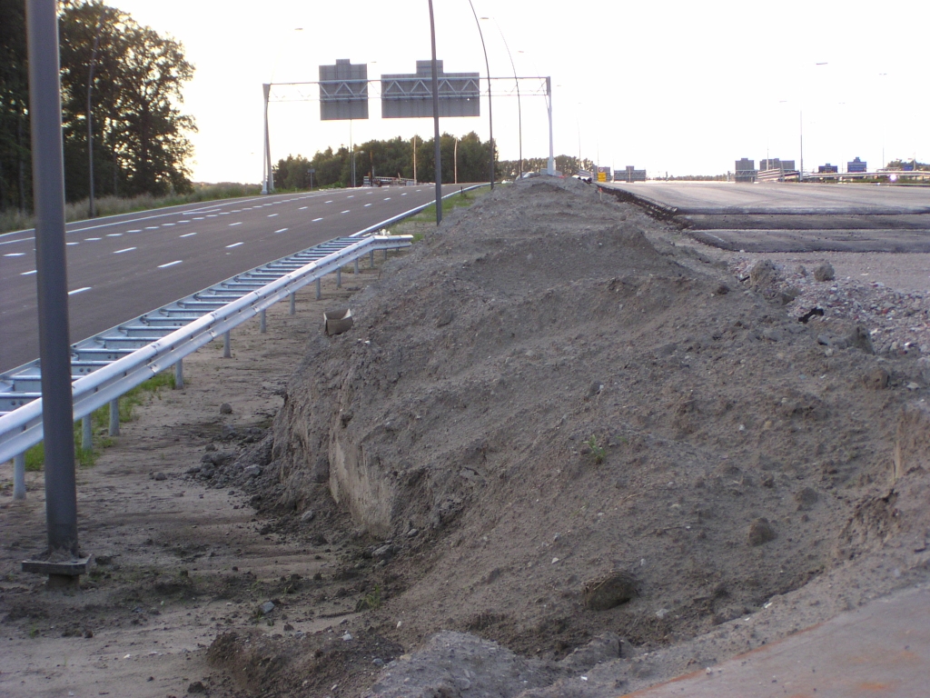 p7140059.jpg - Ook aan de zuidzijde van KW 8 het substantiele verschil  in hellingspercentage tussen autoweg en autosnelweg...