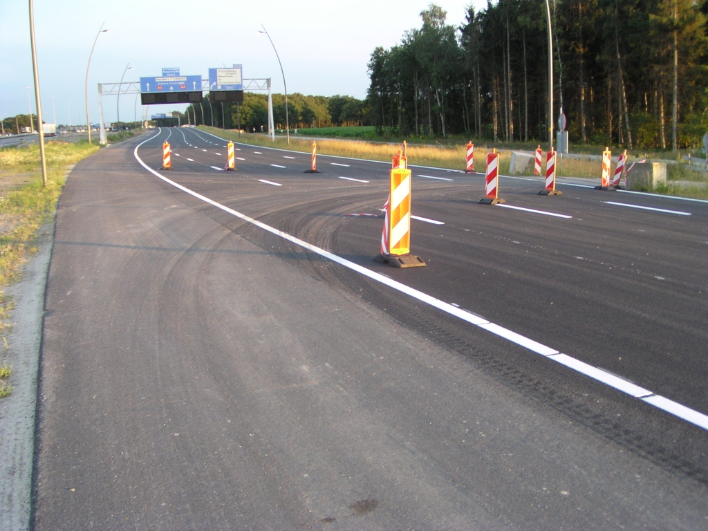 p7140064.jpg - Om het DZOAB te beschermen wordt het werkverkeer naar de aangeplakte werkverkeerbaan geleid.