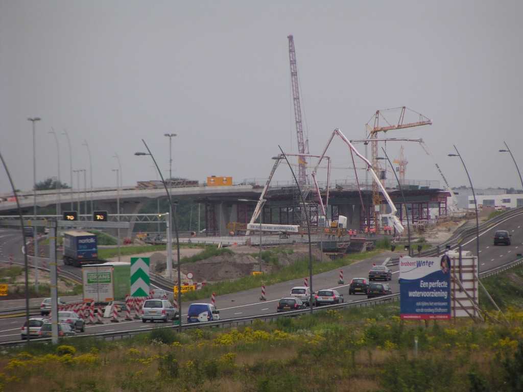 p7150005.jpg - De betonpompen zijn bezig met het storten van het brugdek in KW 24A, de zuidelijke brug over de Dommel in de A2 hoofdrijbaan.