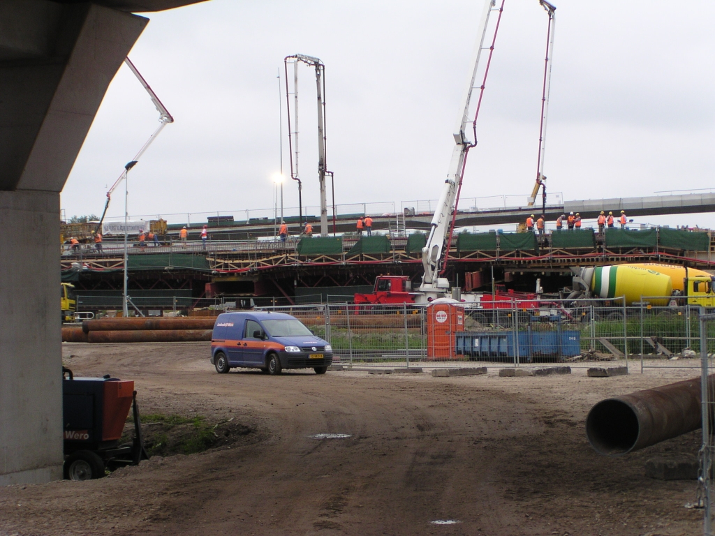 p7150006.jpg - Een drukte van belang op KW 24A. Het wordt een van de lagere kunstwerken in kp. de Hogt, met een "doorrijhoogte" van 3 meter, lager dan niveau 1 dus. Dat is voldoende voor de "ecozone" Dommel en fietspad die er onderdoor gaan.