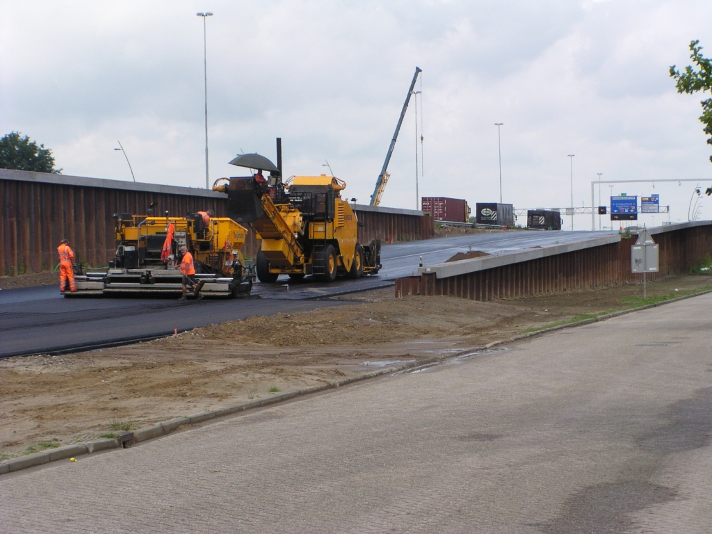 p7160017.jpg - Asfaltploeg bezig met het talud naar KW 14, vlak naast de Hoevenweg.