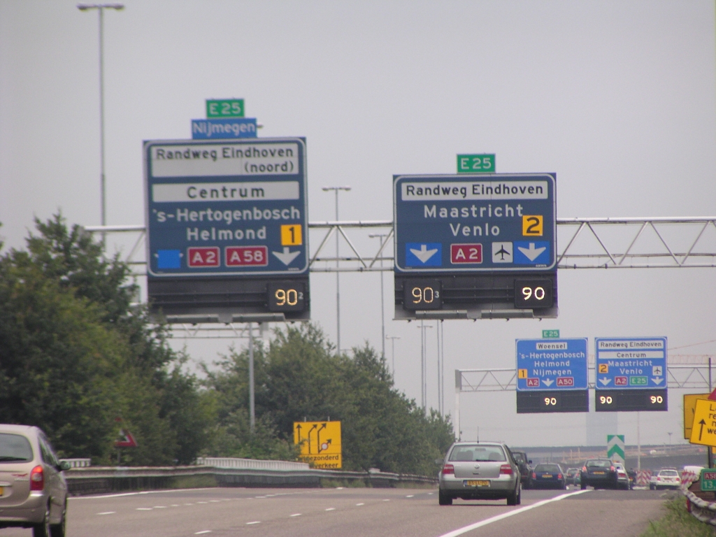 p7170032.jpg - Zelfs drie dagen later zijn deze oude borden, enige honderden meters eerder, nog niet vervangen, waardoor de verwarrende situatie ontstaat dat het doel "Centrum" op een conflicterende manier wordt aangegeven. De Randweg Eindhoven noord houdt kennelijk op te bestaan.